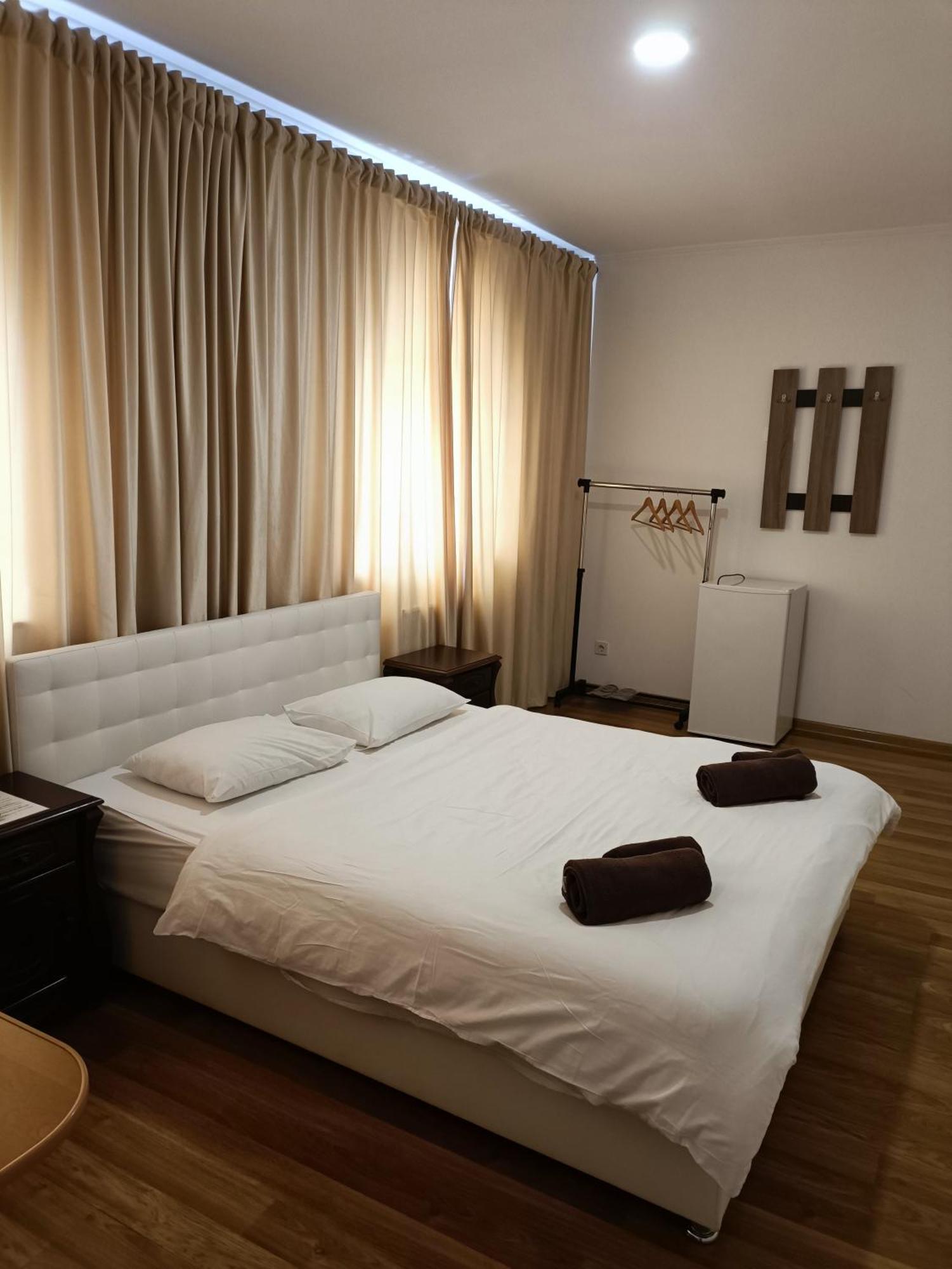 Mirage Hotell Tjernivtsi Exteriör bild